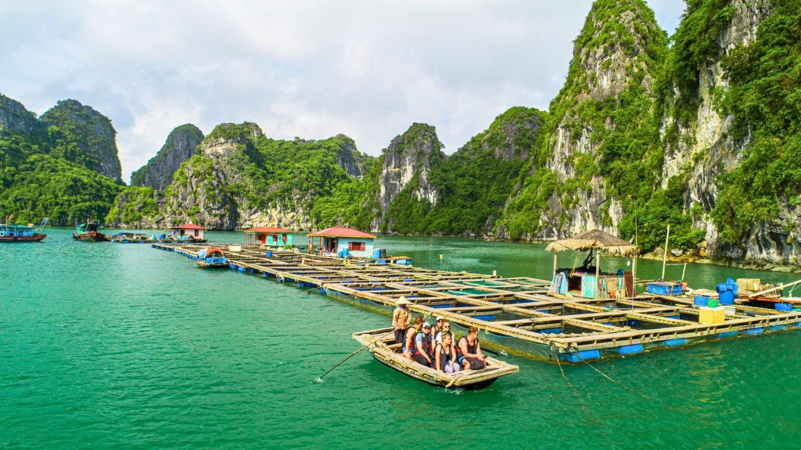 cua van floating village 3