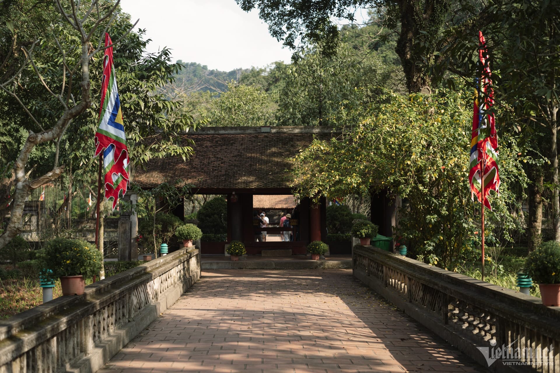 The majestic Nghi Mon Gate leading into the Temple of King Đinh Tiên Hoàng at Hoa Lư Ancient Capital.