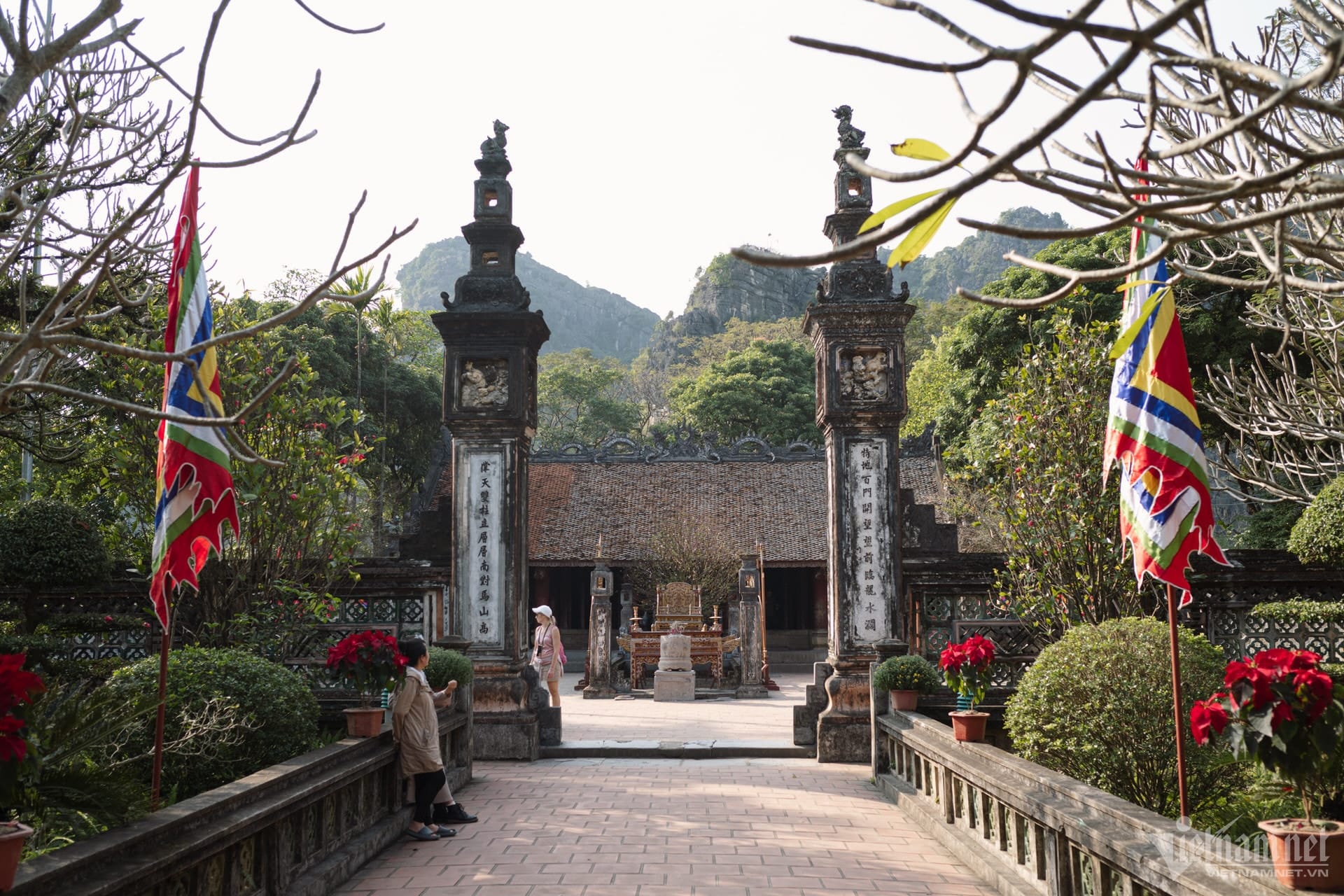 The solemn sanctuary where King Đinh Tiên Hoàng and his sons are worshipped.