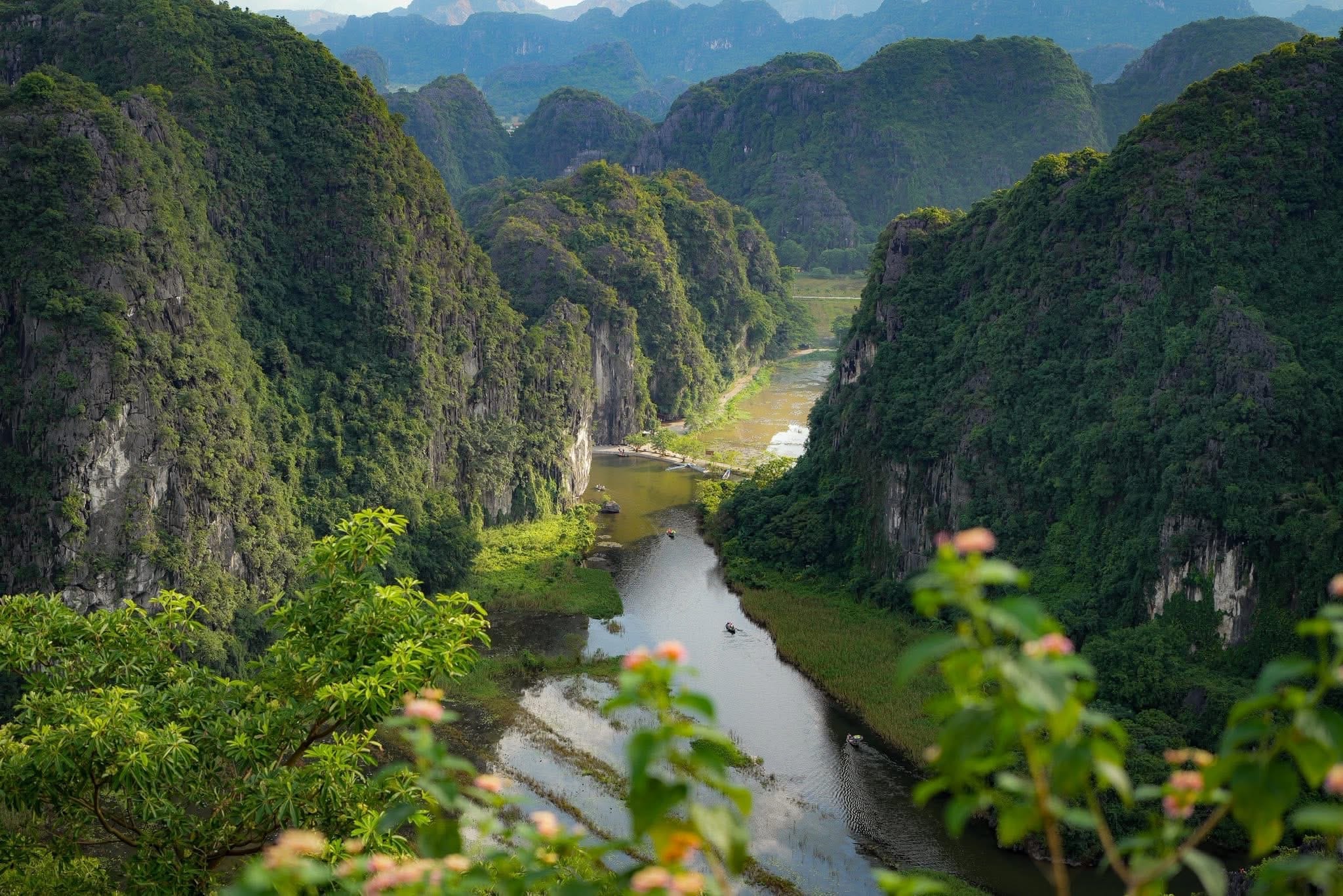 The slightly less strenuous viewpoint at Mua Caves offering a spectacular perspective of the valley.