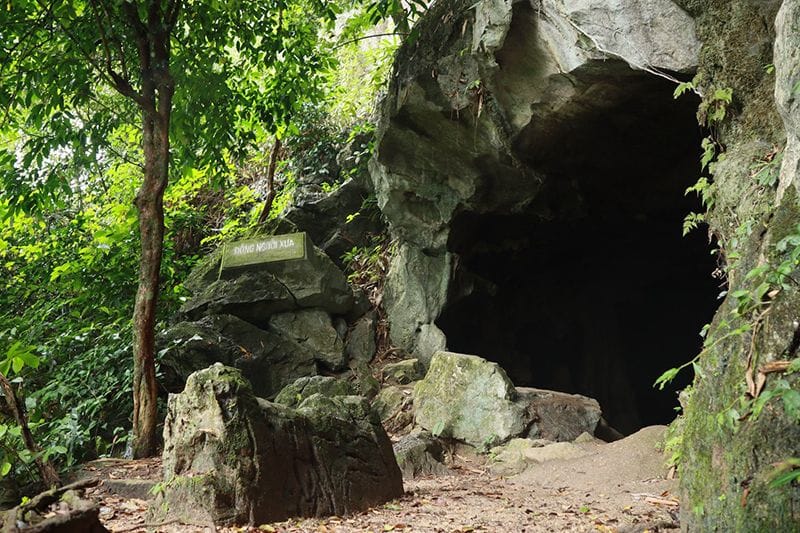 The entrance to Prehistoric Man Cave (Động Người Xưa), holding human traces from 7,500 years ago.