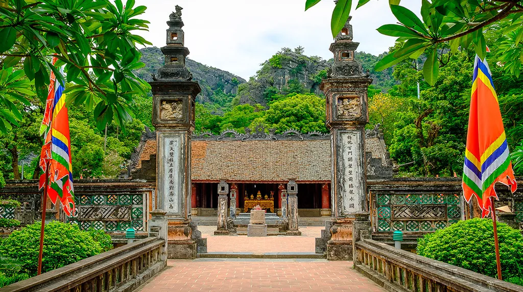 Ninh Binh 3 Day Itinerary: The Perfect Guide to Nature, Culture and Hidden Gems Exploring ancient royal temples and UNESCO river routes on Day 1 of your ninh binh 3 day classic tour.