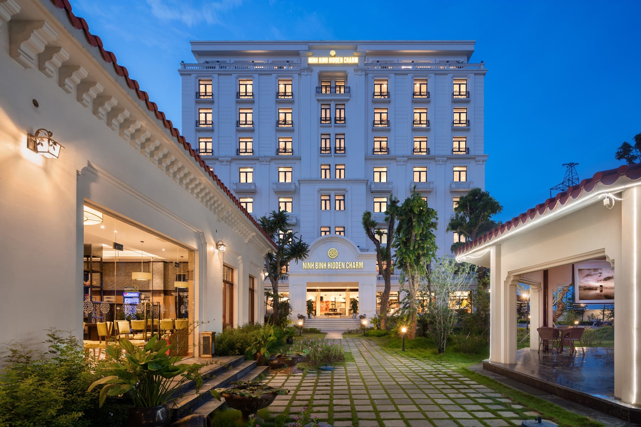 Modern interiors inspired by local craftsmanship, providing a cozy yet high-end atmosphere for guests.