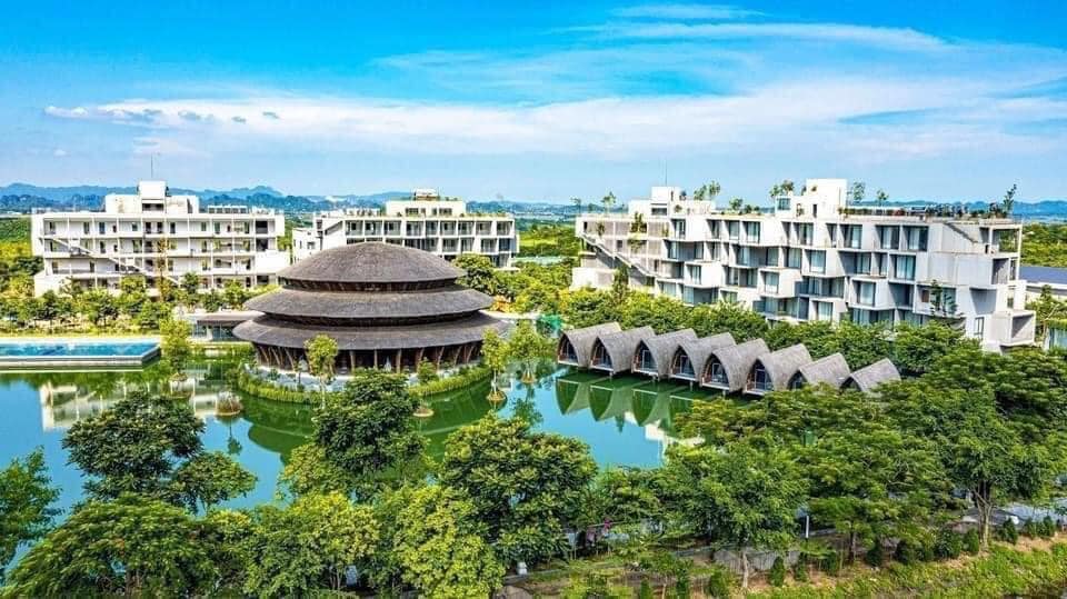 Discovering the most unique bamboo architecture while deciding where to stay in Ninh Binh for a luxury retreat.