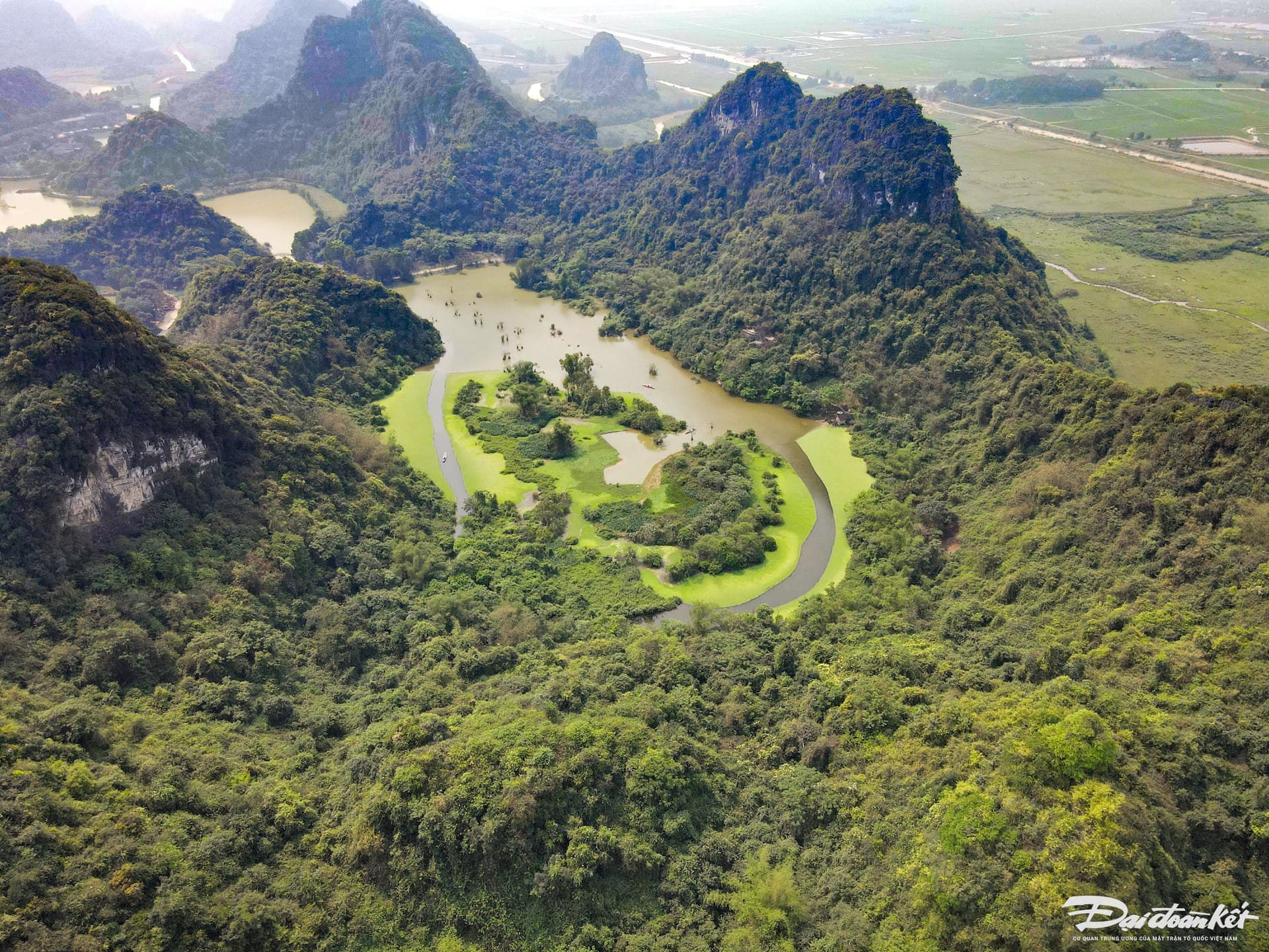 Ninh Binh 3 Day Itinerary: The Perfect Guide to Nature, Culture and Hidden Gems A serene twilight view of white storks returning to their wetland nests at Thung Nham Bird Park.