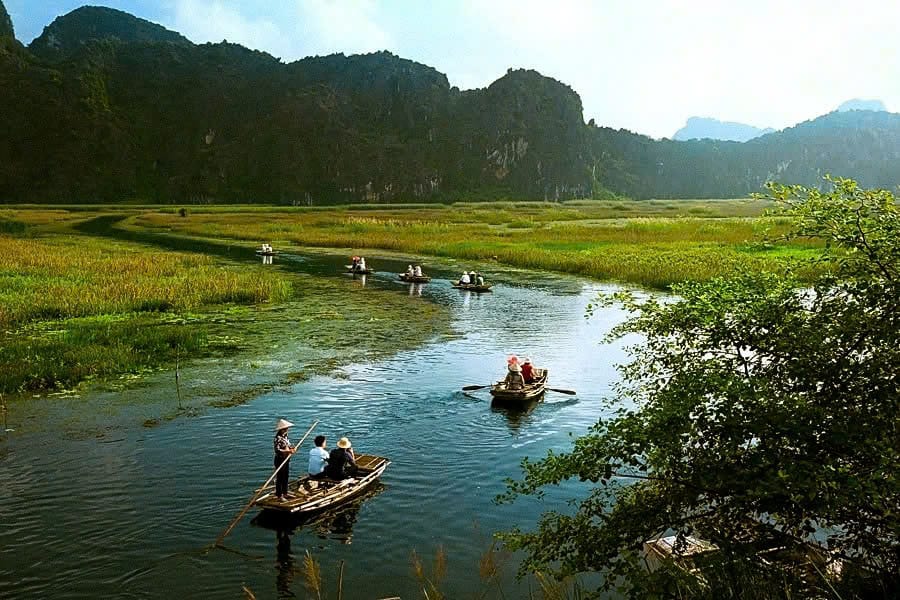 Ninh Binh Weather Guide: Seasons, Temperature & Rainfall Explained Embracing the energy of summer with early morning boat tours to beat the tropical heat and humidity.