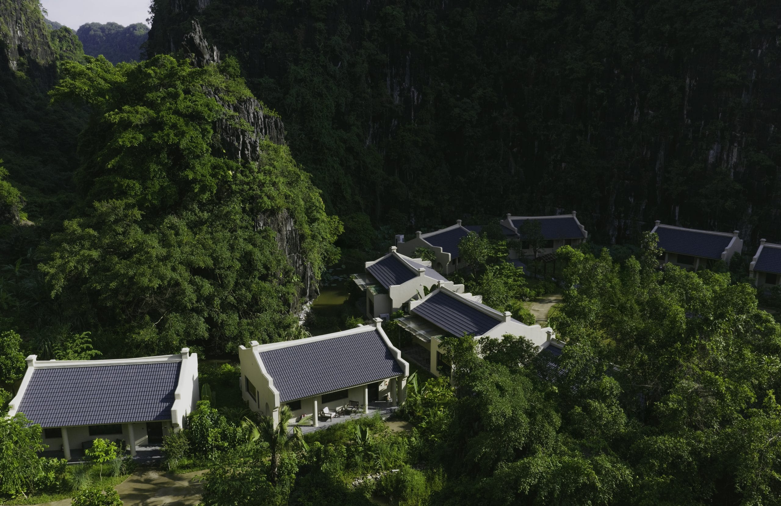 Trang An Boat Tour: Everything You Need to Know About Ninh Binh’s UNESCO Landscape Why Jiva Hoa Lu is the preferred Ninh Binh luxury travel sanctuary for international couples and heritage lovers.