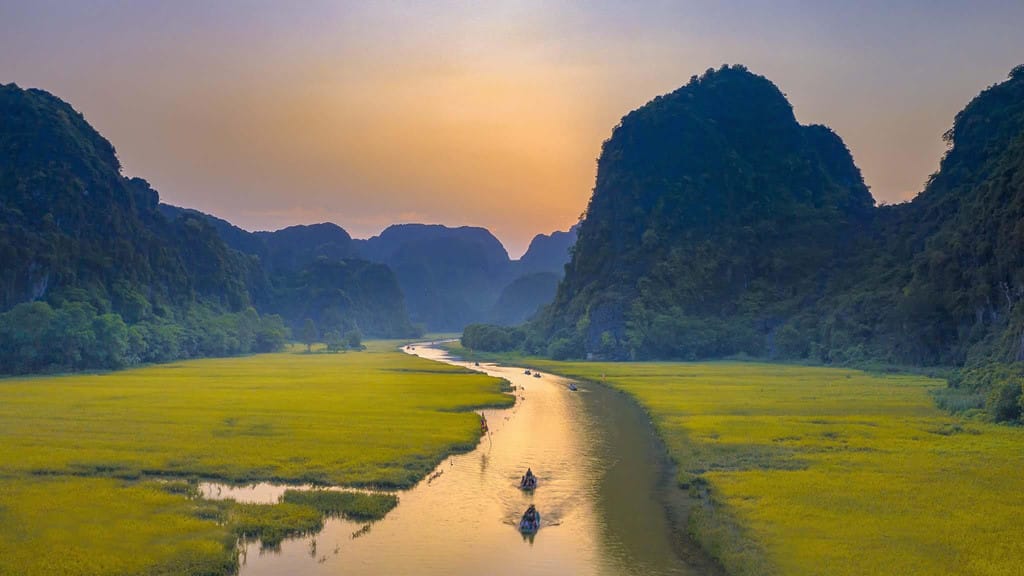 Trang An vs Tam Coc: Differences, Boat Routes & Travel Tips Explained Comparing the cinematic scale of Trang An vs Tam Coc for photographers.