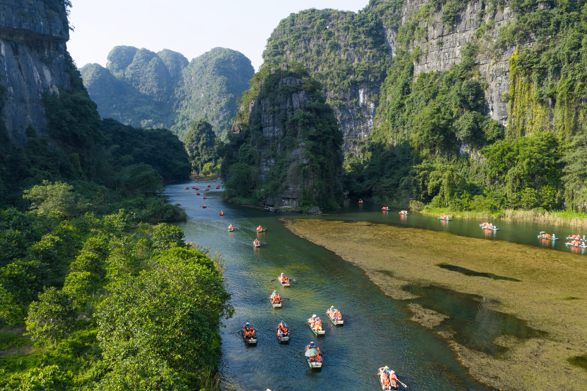 Trang An vs Tam Coc: Differences, Boat Routes & Travel Tips Explained Expanding your itinerary beyond the main Trang An vs Tam Coc boat tours.