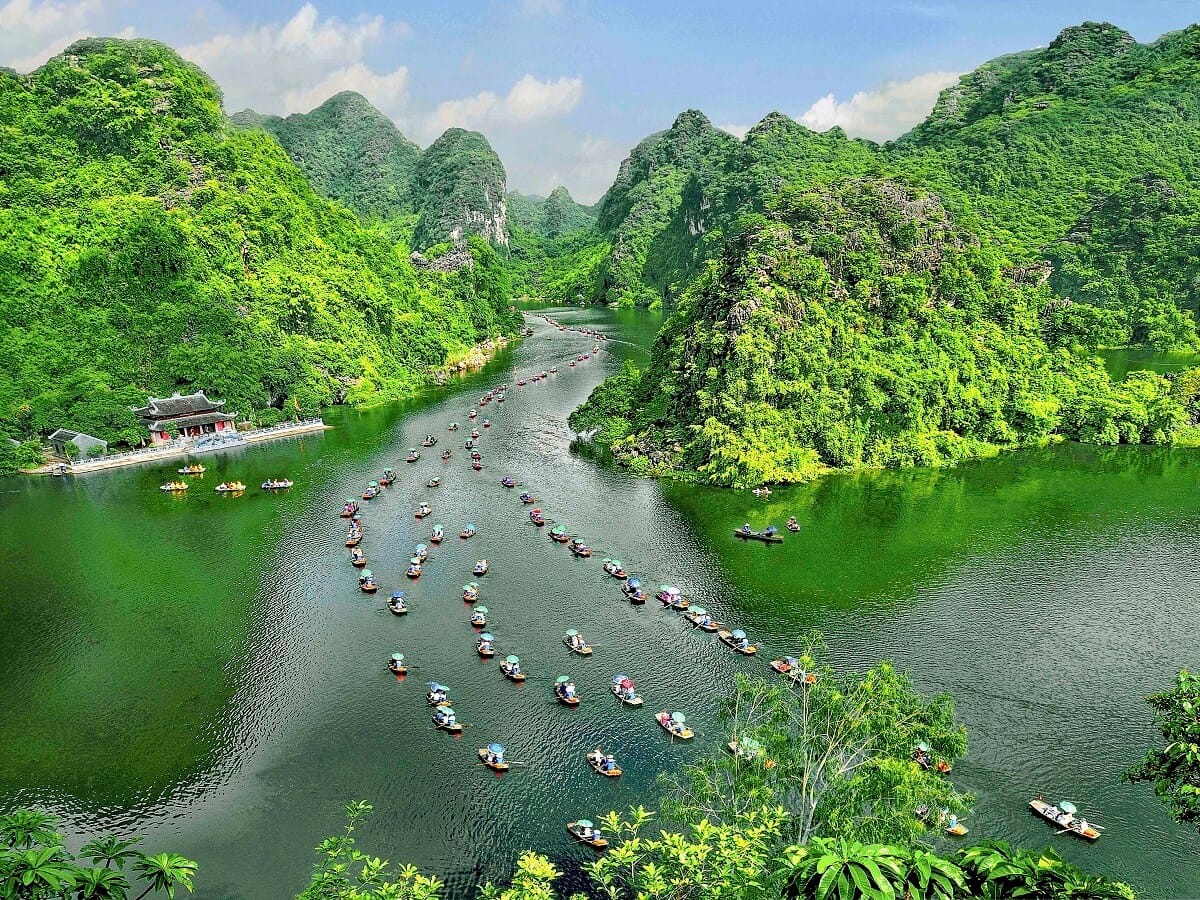 Trang An vs Tam Coc: Differences, Boat Routes & Travel Tips Explained Exploring the "Halong Bay on Land" with a detailed Trang An vs Tam Coc comparison.