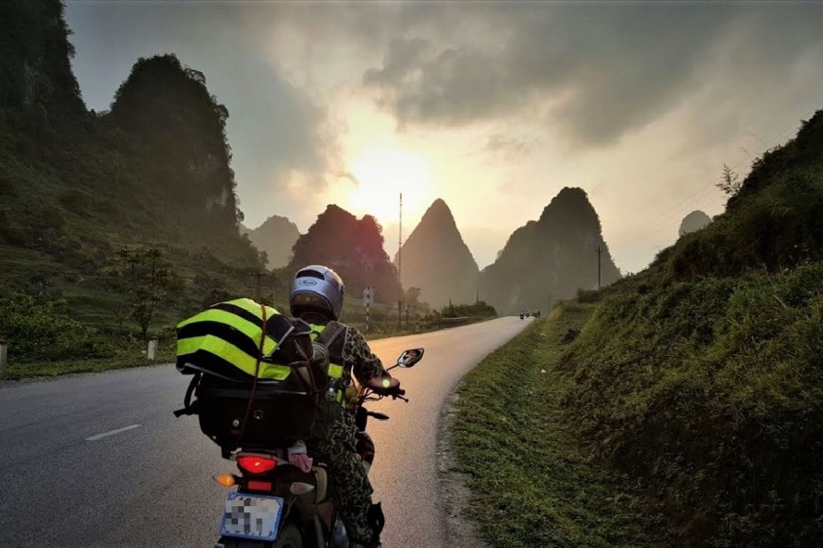 Trang An Boat Tour: Everything You Need to Know About Ninh Binh’s UNESCO Landscape Winding through rural landscapes and vibrant rice fields on a 3-hour journey of discovery.