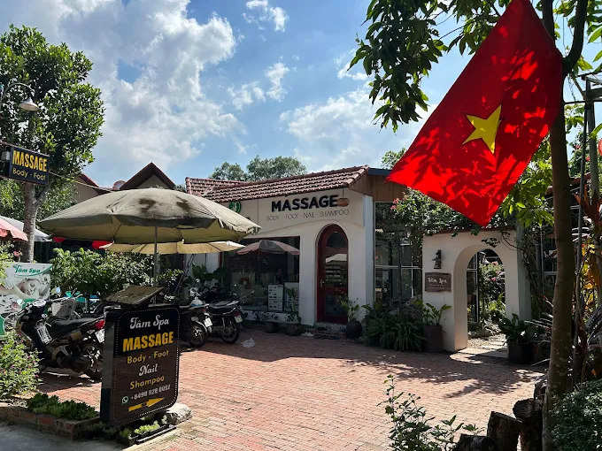 Authentic local hospitality at La Nha, a cozy Spa Ninh Binh gem.