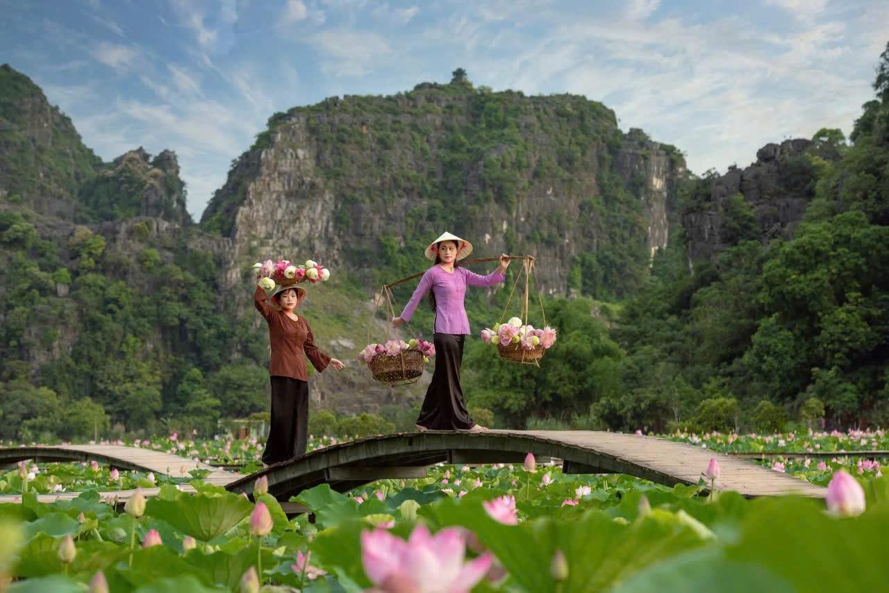 Ninh Binh Weather Guide: Seasons, Temperature & Rainfall Explained Exploring ancient temples and hidden caves when the humidity is at its most manageable levels.