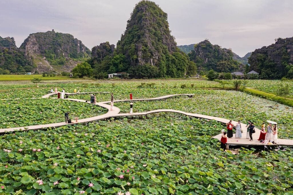 Trang An Boat Tour: Everything You Need to Know About Ninh Binh’s UNESCO Landscape A photographer’s dream route offering spacious views and a quieter, more exclusive atmosphere on the water.