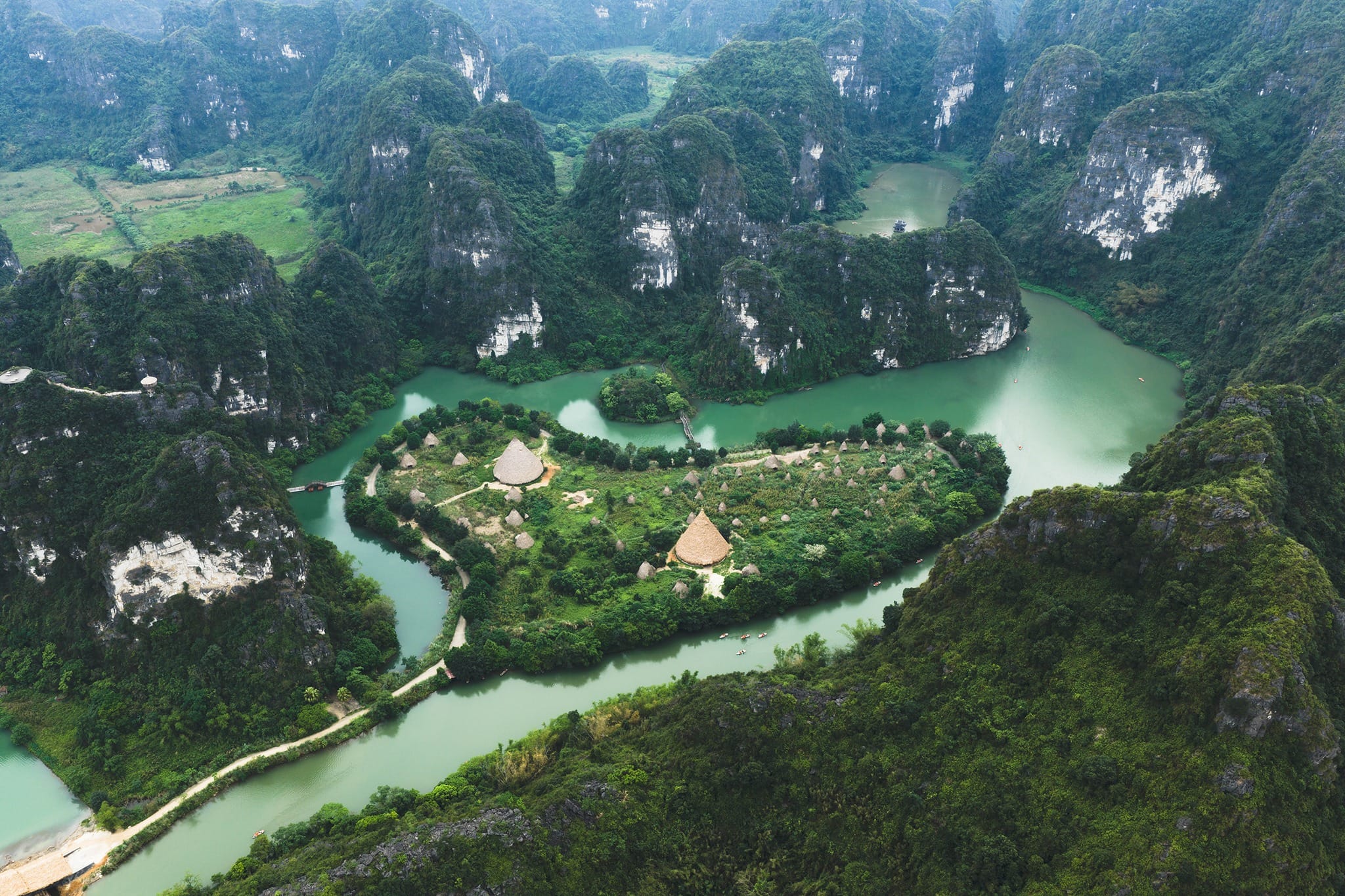 Tổng quan chuyến du ngoạn bằng thuyền Tràng An Khám phá vẻ đẹp điện ảnh đầy mê hoặc của vùng di sản thế giới từng xuất hiện trong bộ phim bom tấn Kong: Skull Island.