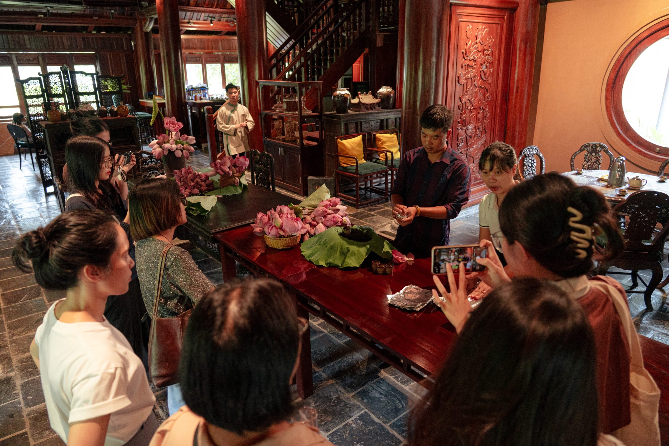 Trải nghiệm lớp học ướp trà sen truyền thống đầy tinh tế tại Jiva Hoa Lư – dành riêng cho mùa hạ.