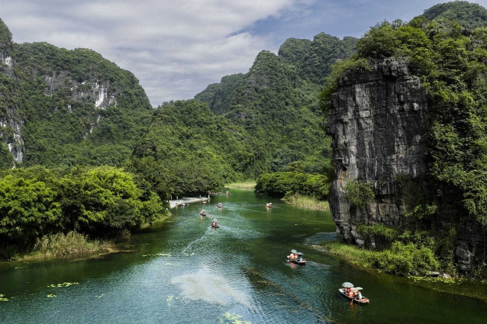 Mindfulness Retreat Asia: A Complete Guide to Peaceful Getaways Beginning an elite multi-day program at a premier mindfulness retreat vietnam sanctuary