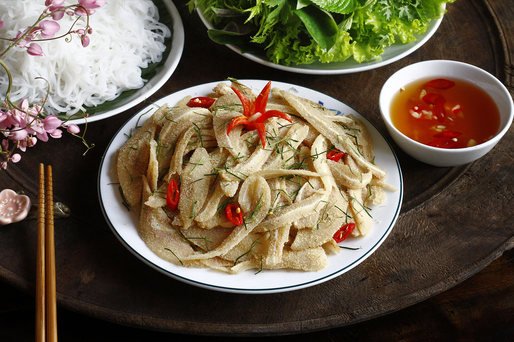 Vietnam Autumn Cuisine: From Green Rice to Warm Desserts Cuốn thính brings fragrant toasted rice into traditional Vietnamese food.