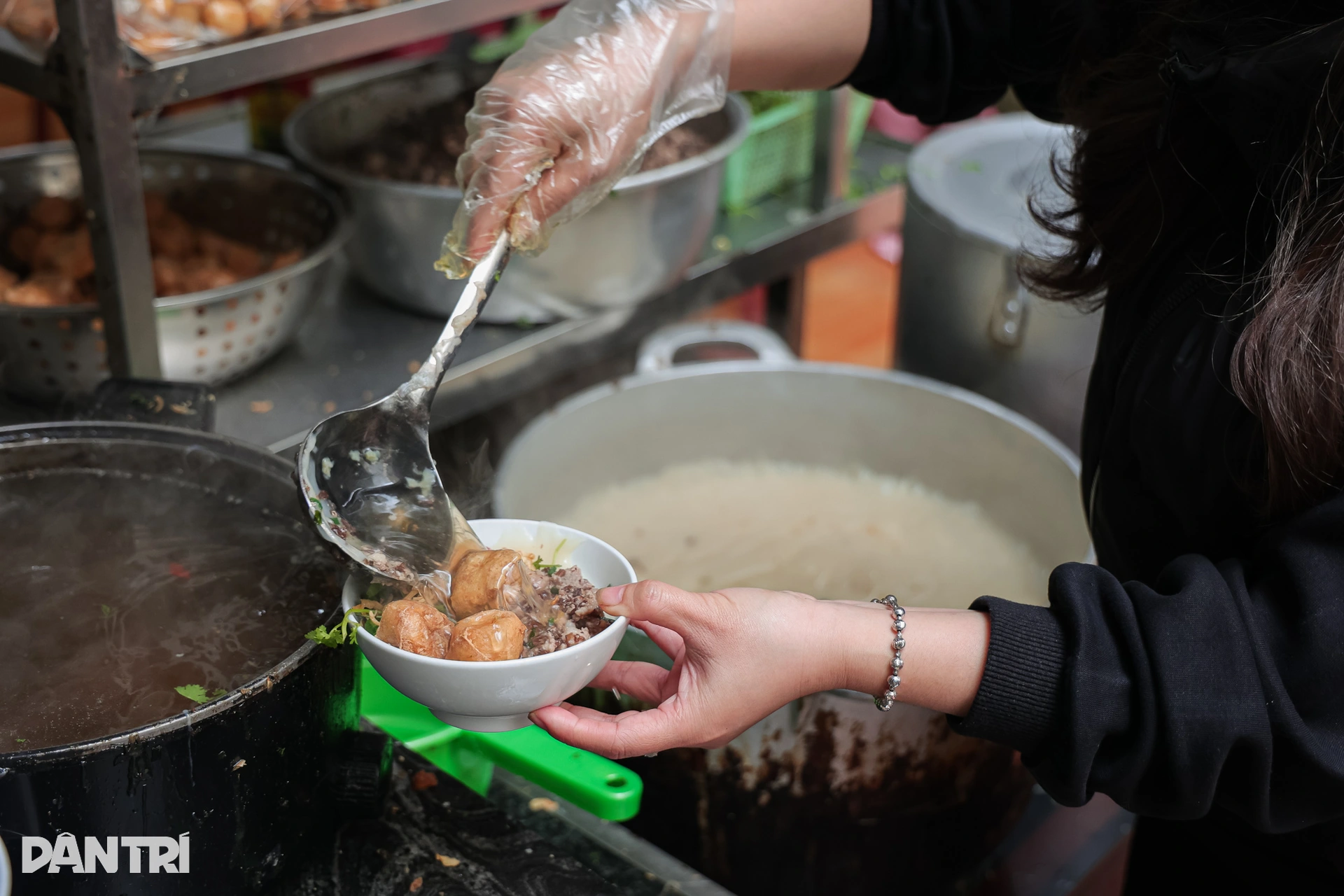 Vietnam Autumn Cuisine: From Green Rice to Warm Desserts Bánh đúc reveals the versatility of traditional Vietnamese food.