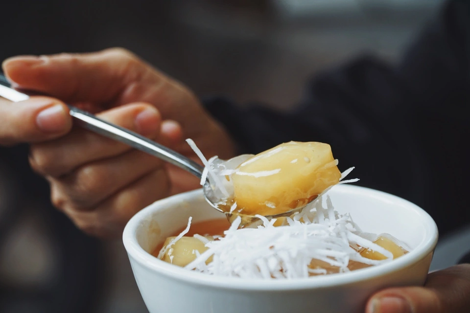 Vietnam Autumn Cuisine: From Green Rice to Warm Desserts Ginger-scented chè sắn nóng is a warming example of Vietnamese autumn food.