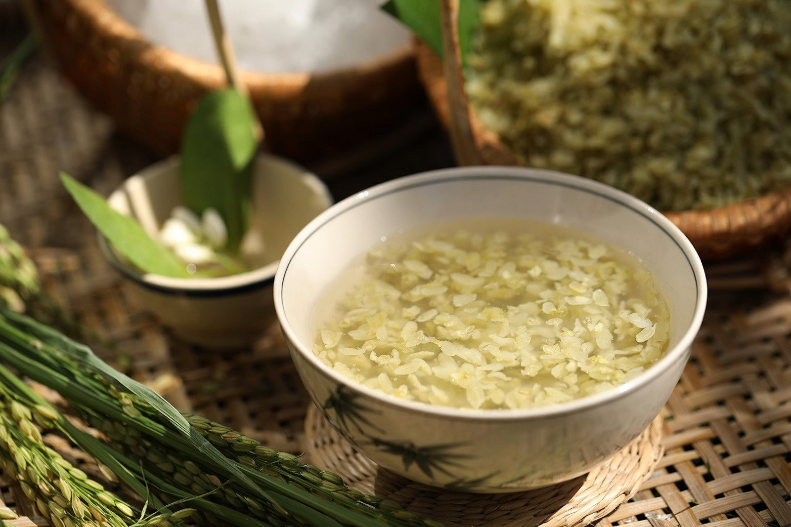 Vietnam Autumn Cuisine: From Green Rice to Warm Desserts Young green rice becomes cakes, desserts and golden pork patties.